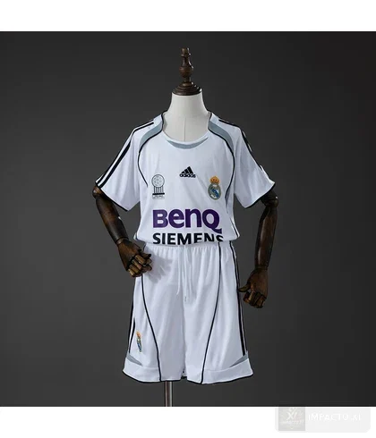Conjunto infantil Real Madrid equipación local 2006/07 · Retro