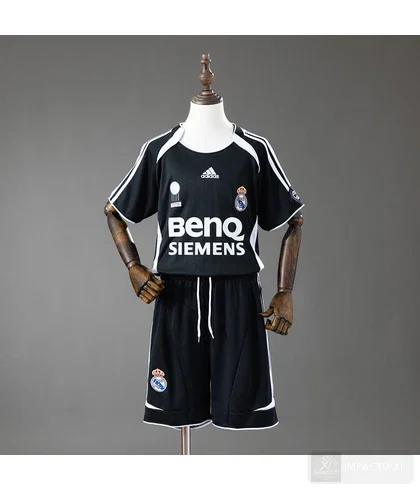 Conjunto infantil Real Madrid tercera equipación 2006/07 · Retro