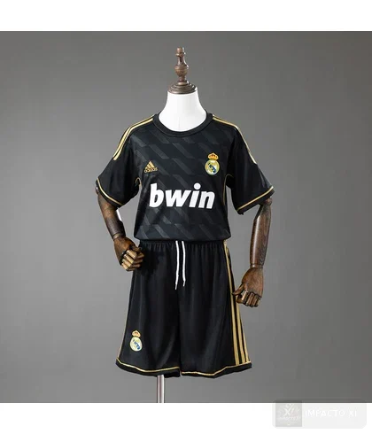 Conjunto infantil Real Madrid equipación visitante 2011/12 · Retro
